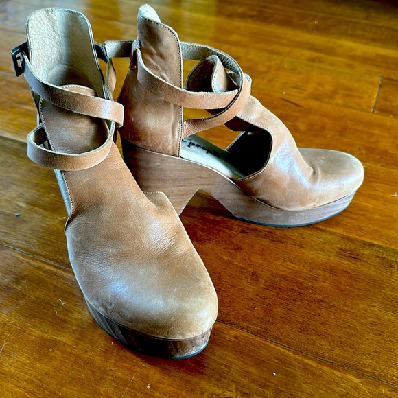 FREE PEOPLE LEATHER CEDAR CLOG - Picture 1 of 6